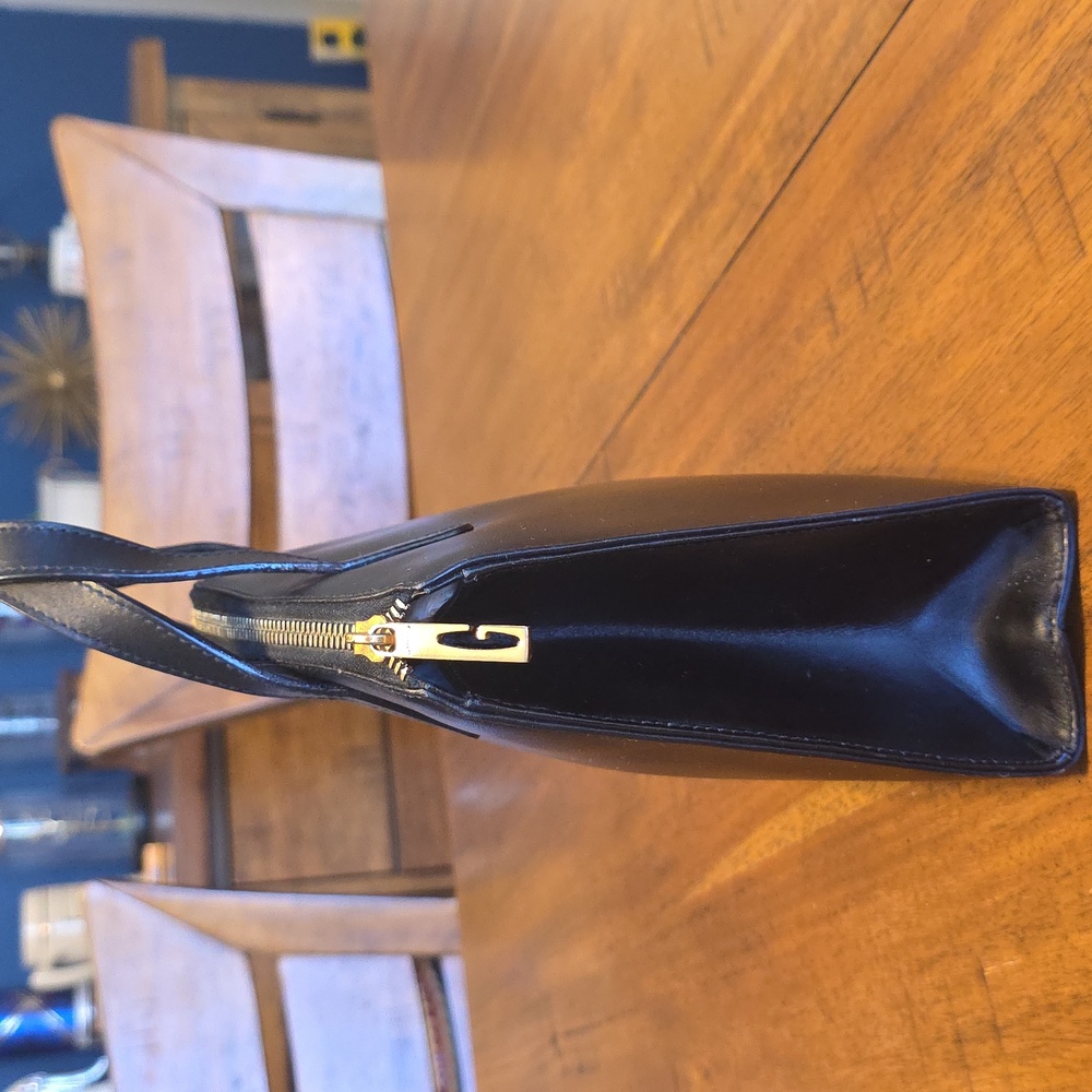 Vintage Gucci Structured Top-Zip Satchel – Black Leather & Gold Hardware - Picture 4 of 16